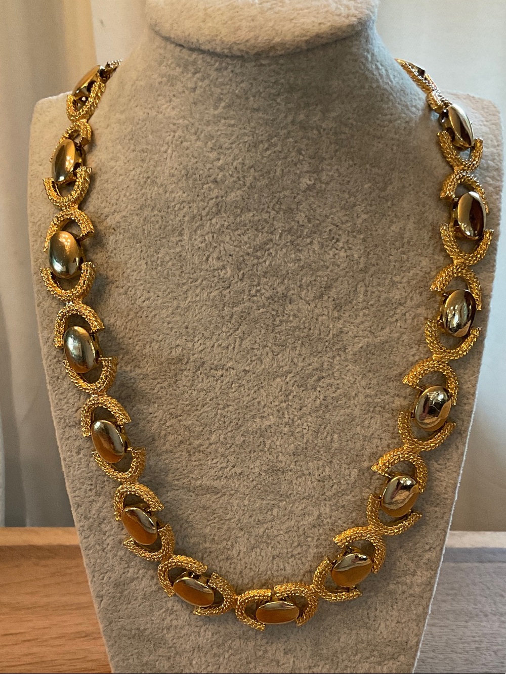 Vintage Runway Collar Necklace Gold Tone 1980’s